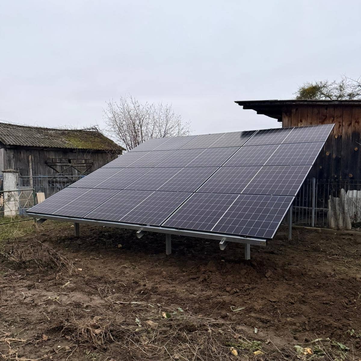 Przydomowa turbina wiatrowa z instalacją fotowoltaiczną — realizacja Pure Eco Energy