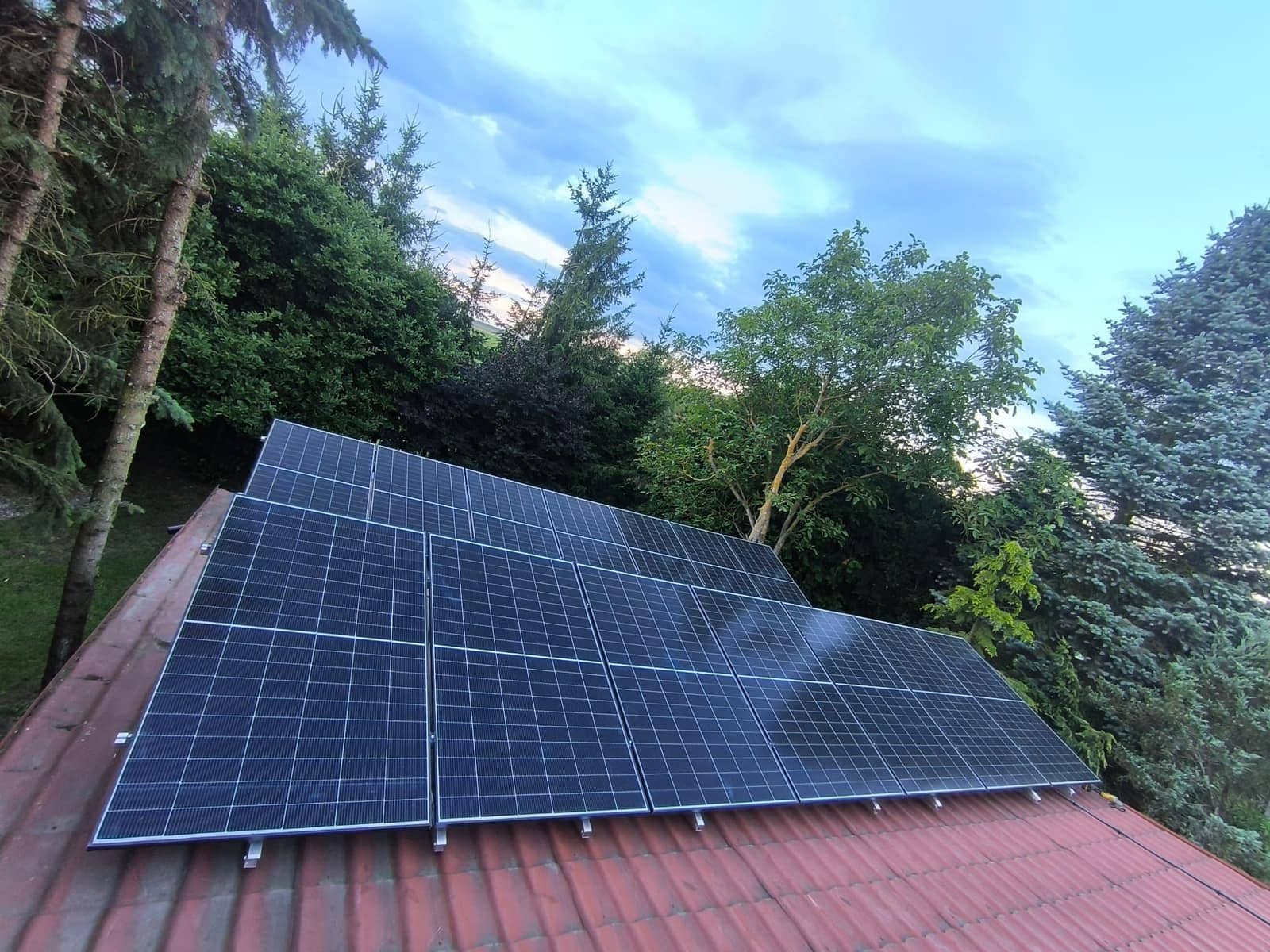 Instalacja fotowoltaiczna współpracująca z pompą ciepła — realizacja Pure Eco Energy